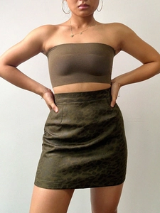 Détail d'une jupe en faux daim à imprimé léopard taille haute et haut tube
