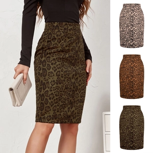 Jupe crayon léopard taille haute disponible en coloris vert, marron et beige