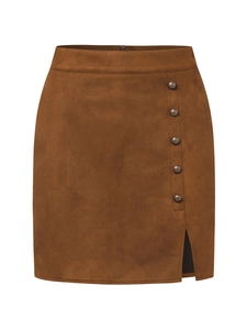 Détail d'une jupe en daim marron à taille haute avec boutons décoratifs et petite fente