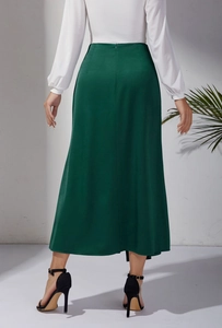 Vue arrière de la jupe longue en satin vert foncé avec fermeture éclair et coupe élégante