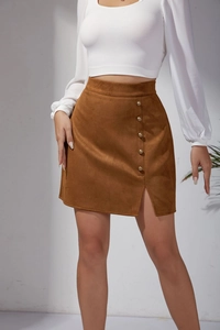 Vue détaillée d'une mini-jupe en daim marron avec taille haute et boutons métalliques