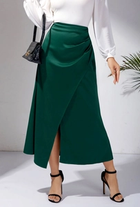 Jupe midi élégante en satin vert avec fente croisée et texture de soie brillante