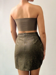 Détail d'une jupe en daim à motif léopard à taille haute avec fermeture éclair invisible au dos