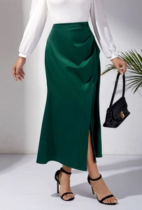 Détail de la jupe en satin vert émeraude à taille haute avec fente latérale élégante