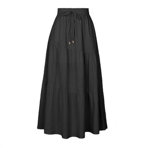 Détail d'une jupe noire en coton et lin avec taille élastique et cordon de serrage
