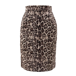 Jupe mi-longue à taille haute et imprimé léopard en daim synthétique chic