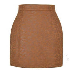 Mini-jupe taille haute imprimé léopard en daim marron avec paillettes dorées et grand ourlet