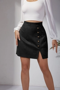 Détail de mini-jupe noire en daim à taille haute avec boutons dorés et fente latérale