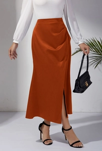 Détail de la jupe en satin à taille haute avec fente latérale et fronces élégantes