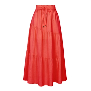 Détail de jupe longue rouge à volants avec taille élastique et cordons à embouts métalliques