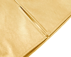 Makroaufnahme der goldenen PU-Ledertextur mit detaillierten Doppelsteppnähten am Rock