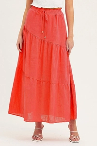 Détail de la jupe longue en coton corail avec taille élastique et volants étagés