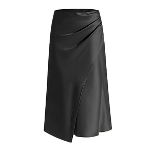 Détail macro de la jupe en satin noir à taille haute avec d'élégants plis froncés latérux