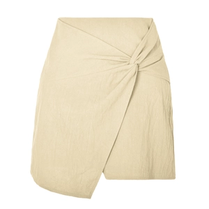 Détail d'une mini-jupe en coton et lin à taille haute avec nœud et ourlet asymétrique