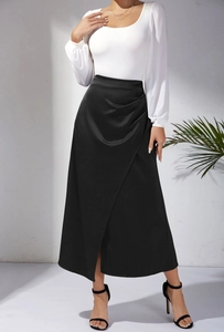 Détail de jupe midi en satin noir taille haute avec plis élégants et fente latérale