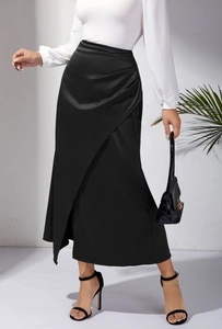 Détails des plis froncés et du satin soyeux de cette jupe midi noire à taille haute élégante