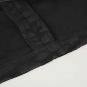 Détail du tissu en daim à motif léopard avec coutures précises à double aiguille