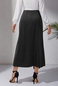 Détail de la jupe longue en satin à taille haute, vue arrière avec fermeture éclair et coupe sirène