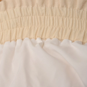 Détail de la taille élastique plissée beige sur une jupe longue en coton et lin