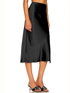 Detail of high-waist black satin midi skirt with side slit and elegant glossy finish