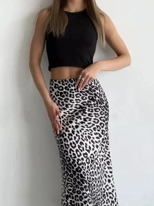 Dettaglio della gonna midi in raso a vita alta con stampa animalier leopardata chic