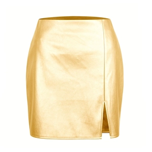 Detail eines metallisch goldenen PU-Leder-Minirocks mit hoher Taille und Seitenschlitz