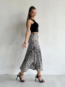 Dettaglio della gonna midi in satin leopardato con tessuto fluido e vita alta elastica