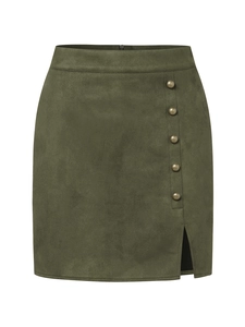 Détail d'une mini-jupe en daim vert armée avec boutons métalliques et fente latérale