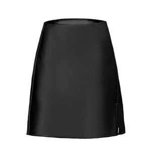 Vue détaillée de la mini-jupe trapèze en satin noir avec une fente latérale fluide