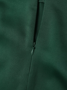 Détail de la fermeture éclair invisible sur la jupe en satin vert émeraude à taille haute
