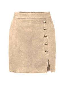 Détail de la mini-jupe en daim à taille haute avec boutons métalliques et fente latérale