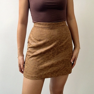 Mini-jupe en daim à imprimé léopard taille haute avec une silhouette ajustée chic