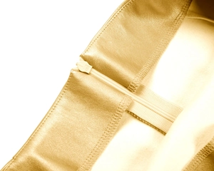 Detailaufnahme des goldenen PU-Lederrocks mit nahtlosem, unsichtbarem Reißverschluss-Detail