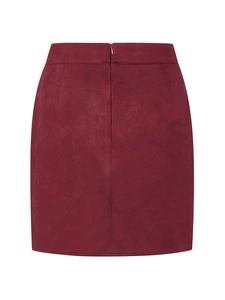 Vue arrière détaillée d'une mini-jupe en daim bordeaux à taille haute et zip caché