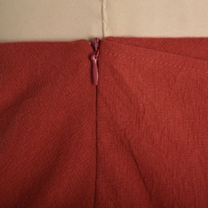 Gros plan de la jupe taille haute en coton et lin avec fermeture éclair invisible en rouge brique