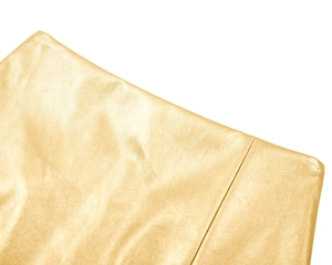 Detailaufnahme der goldenen PU-Ledertextur mit feinen Nähten und Perlglanz-Finish