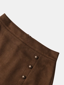 Détail de la jupe en daim à taille haute avec boutons vintage et fermeture éclair latérale