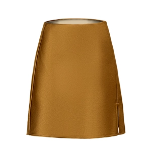 Vue détaillée du tissu en satin bronze lisse et de la fente sur la mini-jupe trapèze