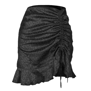 Détail de jupe en satin jacquard léopard noir avec cordon réglable et bordure à volants