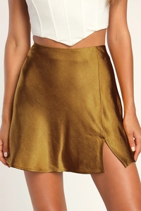 Vue détaillée d'une jupe en satin à taille haute avec fente latérale en bronze