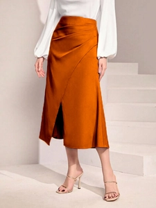 Jupe midi satinée taille haute orange avec détails plissés et fente latérale élégante