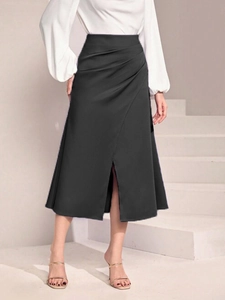 Jupe midi en satin noir à taille haute avec plis asymétriques et fente frontale