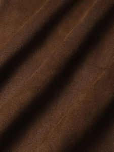 Détail de la texture en daim café profond montrant la finition mate douce et le drapé