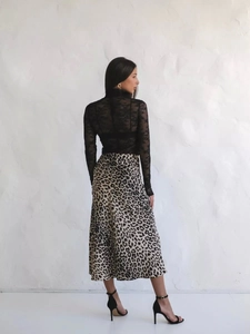 Dettaglio della gonna midi in raso con stampa leopardata, vita alta e consistenza setosa