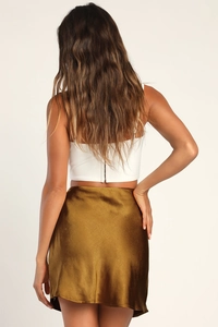 Vue détaillée d'une mini-jupe en satin bronze avec fente et d'un haut court blanc dos