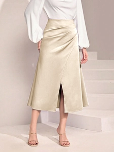 Jupe longue élégante en satin champagne avec taille haute plissée et fente frontale