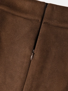 Détail de jupe en daim à taille haute avec fermeture éclair invisible et tissu premium
