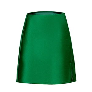 Détail d'une jupe trapèze en satin vert émeraude avec fente latérale et texture soyeuse