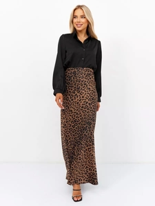 Inquadratura completa di gonna lunga in raso leopardata con camicia di seta nera elegante
