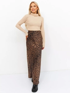 Dettaglio gonna lunga in raso leopardata a vita alta con maglione in maglia beige